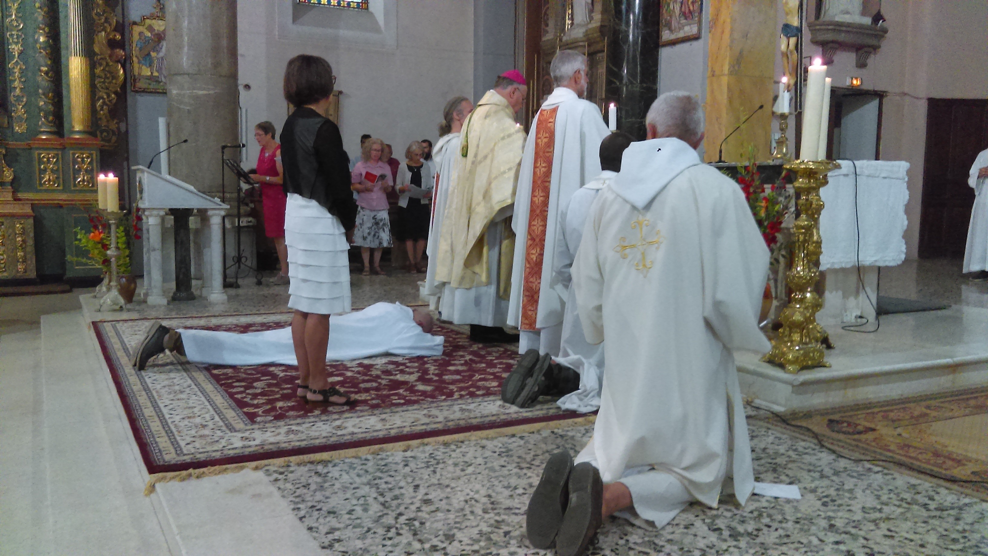 la prostration est un rite particulier de l'ordination