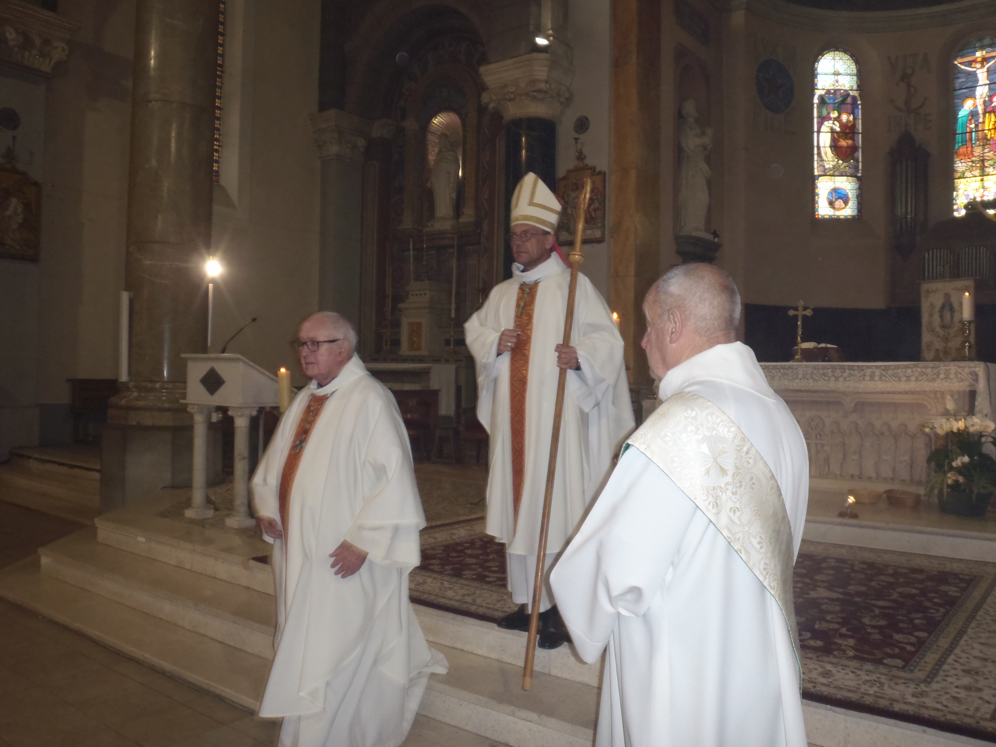 les clercs quittent l'abside