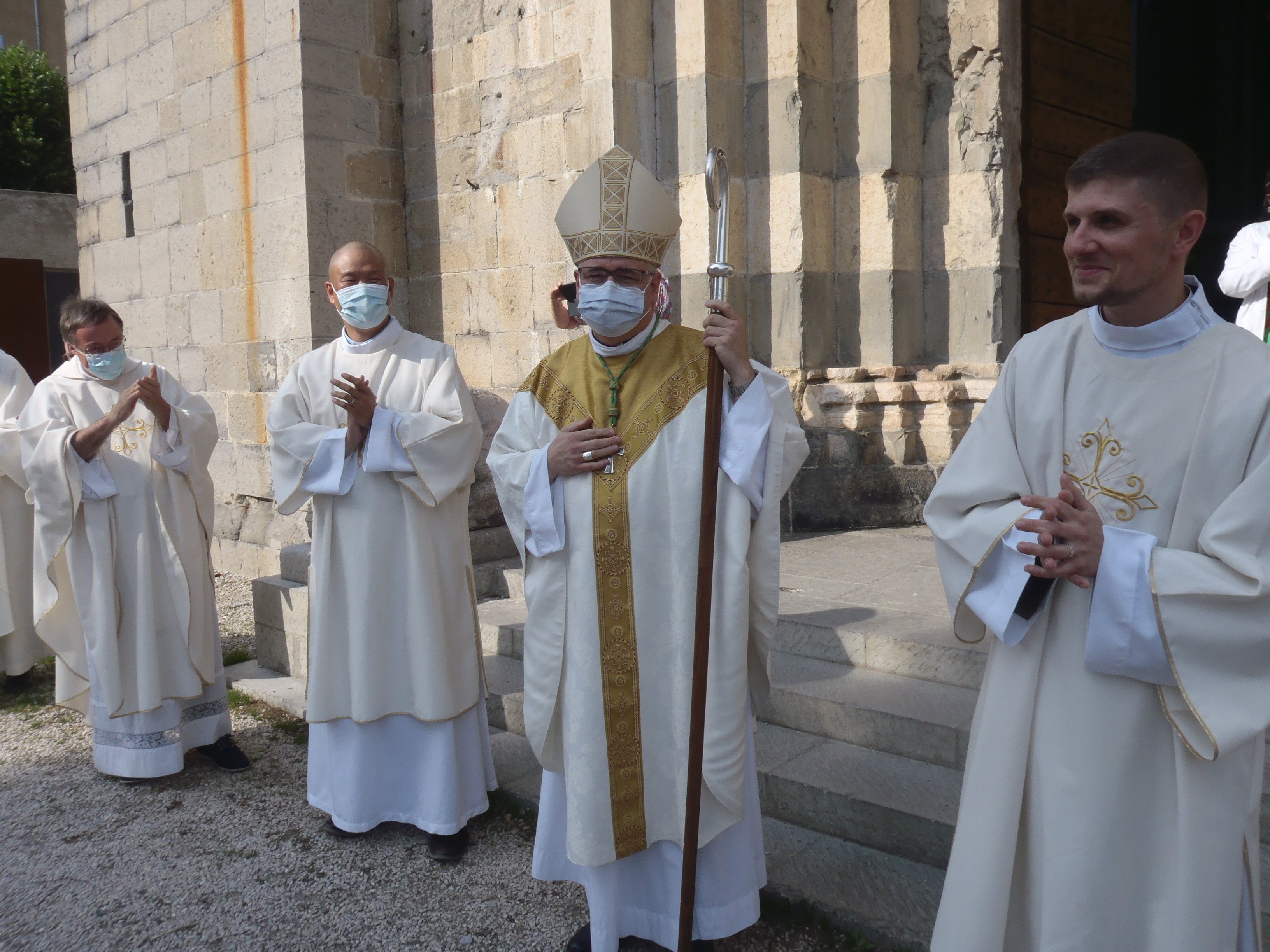 l'évêque entouré de ses deux nouveaux diacres