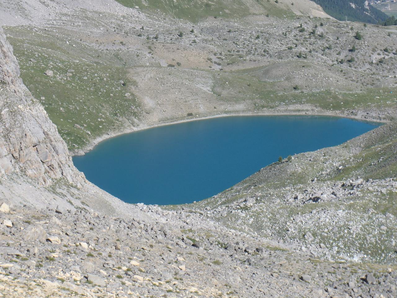 le lac niché dans une moraine de la Font Sancte