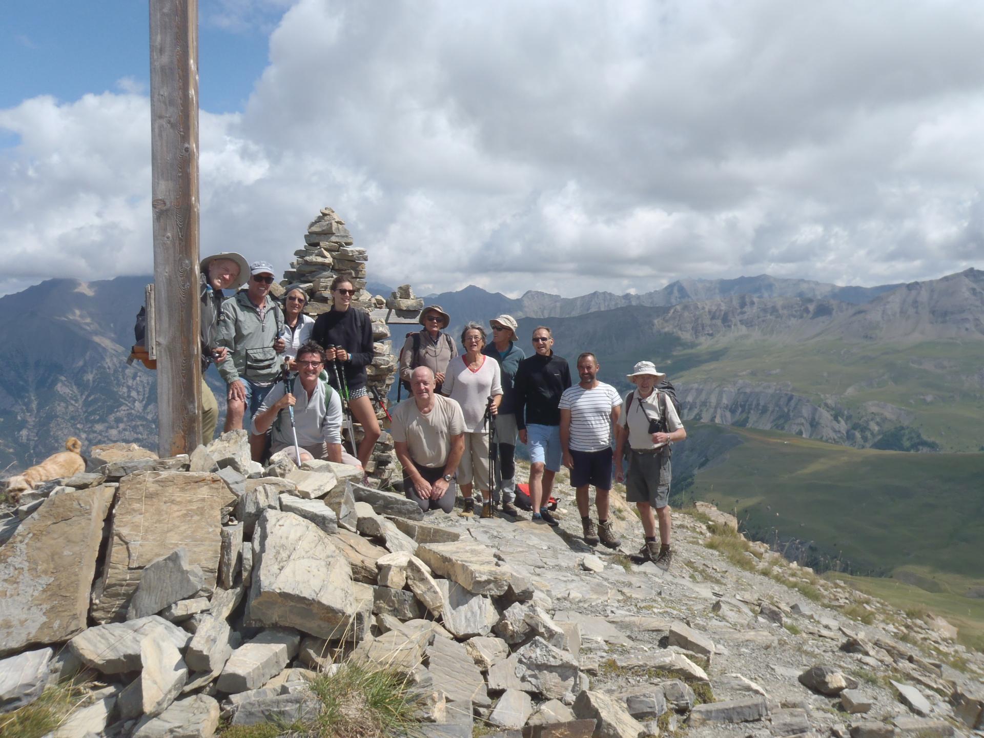 les quatorze pélerins réunis devant le cairn de la Croix de l'Alpe