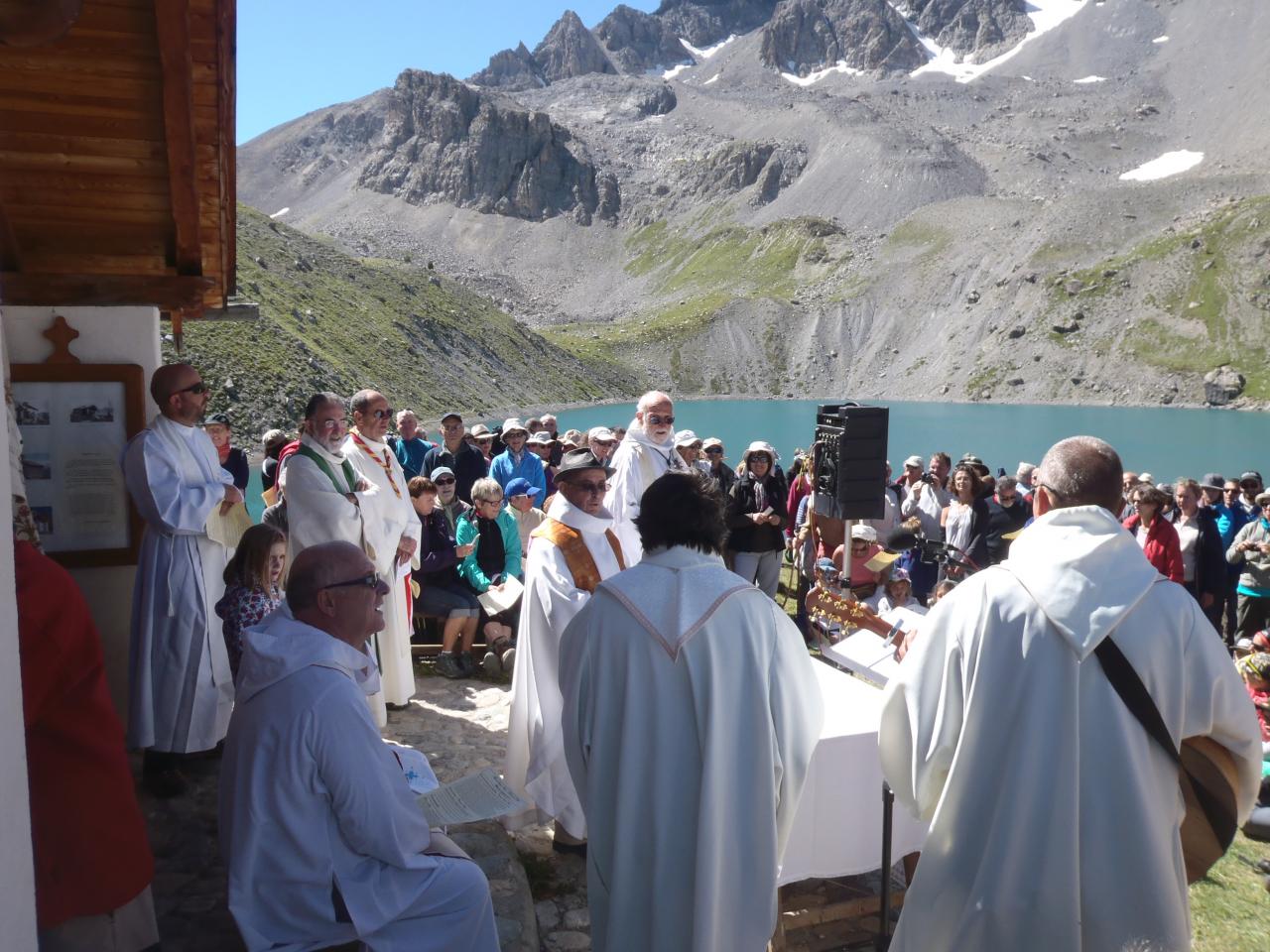 huit prêtres pour une messe en plein air !